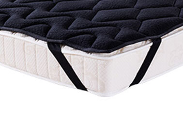 四隅に設けられたゴムバンドで、マットレスや布団にセットしてご使用ください。