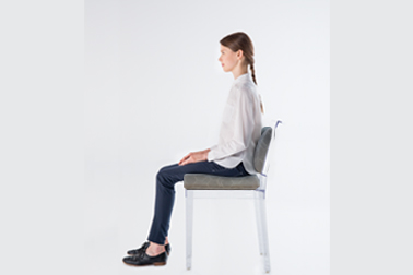 別売りの「エルゴシート」と2つ組み合わせて使えば、より正しく美しい座姿勢を実現します。