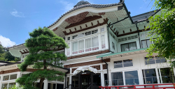 側生地は肌触り滑らかでゴージャスなヴィスコース生地をスクエアキルティング。