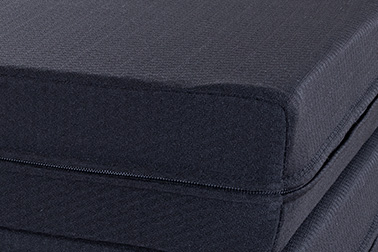 側地はサラッとした肌触りとストレッチ性の良い、＜エアーサーキュレーションメッシュ＞を使用。通気性、発散性に優れているので、1年を通じて快適にお使いいただくことが可能です。