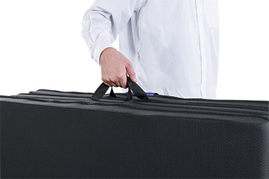 ブラックのキャリーハンドル付きで持ち運びも楽々