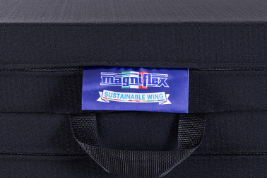サステナブルウィング専用ラベル。創業以来60年余、エコロジーを貫いたマニフレックスの証。